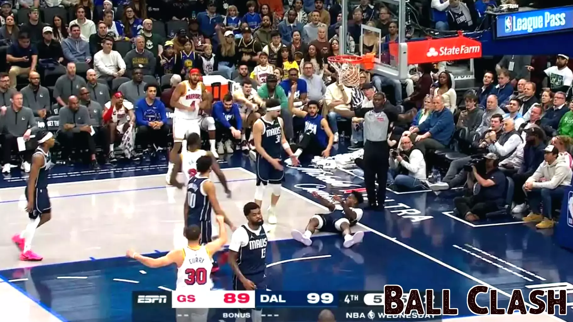 Draymond Green Powers Through Contact for Impressive Finish